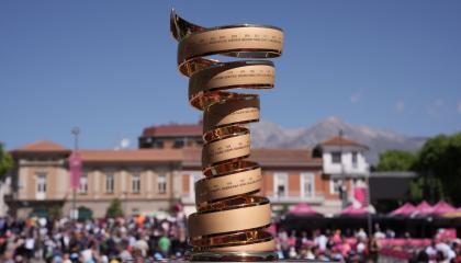 Imagen del trofeo 'senza fine' que se entrega cada año al ganador del Giro de Italia.