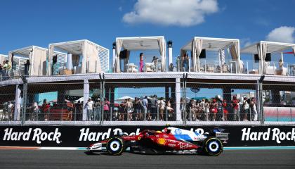 El británico Lewis Hamilton, de Ferrari, se desplaza en la pista durante la clasificación al sprint previa al Gran Premio de F1 de Miami, el 2 de mayo de 2025.