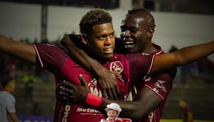 Los jugadores de Mushuc Runa celebran un gol ante Macará por la Fecha 11 de la LigaPro, el sábado 3 de mayo de 2025.