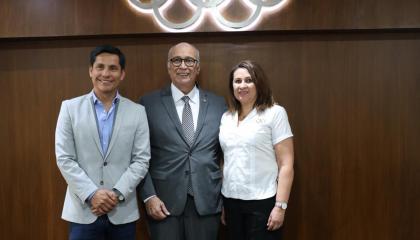 Jefferson Pérez, Jorge Delgado y Lorena Arroyo, después de las elecciones del Comité Olímpico Ecuatoriano, en Guayaquil, el 5 de mayo de 2025.