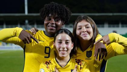 Las futbolistas de la selección ecuatoriana Sub 17 festejan un gol ante Bolivia, el 7 de mayo de 2025.