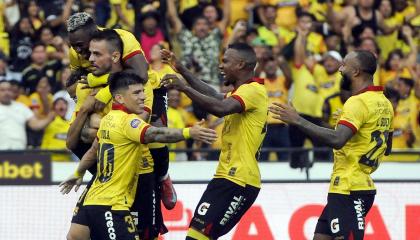 Los jugadores de Barcelona SC festejan el gol ante Emelec en el Clásico del Astillero, el 18 de mayo de 2025.