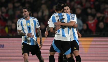 Jugadores de la selección de Argentina festejando un gol ante Chile por Eliminatorias, 5 de junio de 2025.