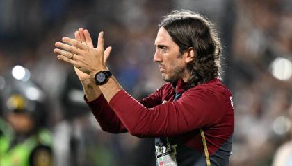 Fotografía de Luis Zubeldia durante un partido de fútbol de la fase de grupos de la Copa Libertadores en el estadio Alejandro Villanueva de Lima, el 6 de mayo de 2025.