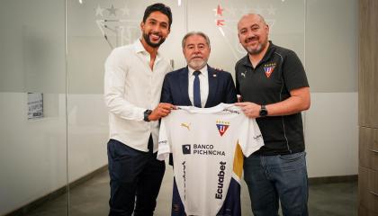 El delantero Jeison Medina, junto a los dirigentes Isaac Álvarez y Eduardo Álvarez, en el complejo de Liga de Quito, el 27 de junio de 2025.