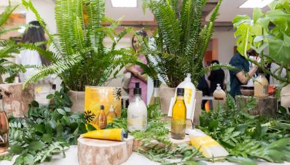 Productos de Natura son exhibidos en un evento en Quito, el 21 de octubre de 2025.