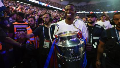 Willian Pacho, con el trofeo de la Champions League, en los festejos en el Parque de Los Príncipes, este 31 de mayo de 2026.