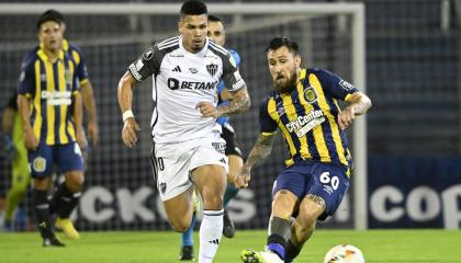 Jonathan Gómez (d), volante argentino de Rosario Central, en un partido de Copa Libertadores ante Atlético Mineiro, el 7 de mayo de 2024.