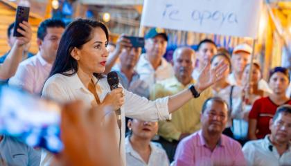 Luisa González, excandidata presidencial de la Revolución Ciudadana, durante una reunión con simpatizantes en Manabí, el 28 de agosto de 2026.