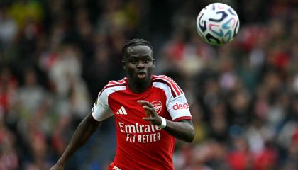 Bukayo Saka, jugador del Arsenal se concentra en el balón durante el partido frente al Brighton por la Premier League, el 19 de septiembre de 2026.