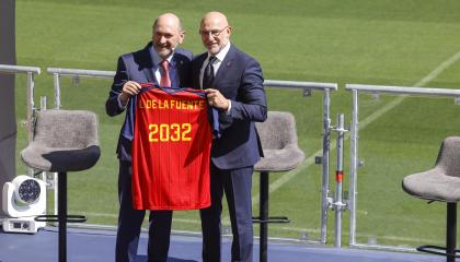 El presidente de la Real Federación Española de Fútbol (RFEF), Rafael Louzán y Luis de la Fuente, posan tras la renovación del contrato del DT hasta 2032, este lunes 21 de septiembre de 2026.
