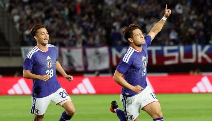 Kuryu Matsuki, jugador de Japón celebra tras marcar gol durante un partido amistoso de fútbol contra Uruguay, el 24 de septiembre de 2026.