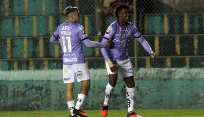 Djorkaeff Reasco (d), atacante de Independiente del Valle, celebra su gol ante Gualaceo, el jueves 24 de septiembre, por la Copa Ecuador.