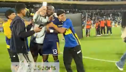 Enner Valencia es abrazado por hinchas de Boca Juniors, tras marcar un hat-trick ante Racing Club, el 27 de septiembre de 2026.
