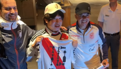 Un hincha japonés posa con Marcelo Gallardo y su cuerpo técnico en el hotel de concentración de Ecuador el martes 29 de septiembre de 2026.