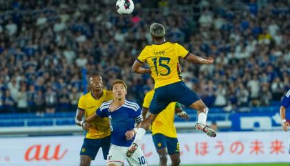 Pedro Vite y Pervis Estupiñán, de la Selección de Ecuador, intentan bloquear a Ritsu Doan, de Japón, en el partido jugado el 1 de octubre en Yokohama.