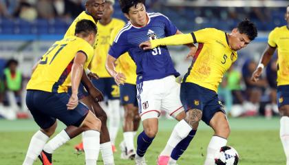 Jordy Alcívar domina la pelota en el partido entre Ecuador y Japón, en Yokohama, el 1 de octubre de 2026.