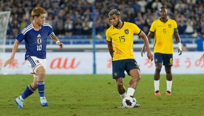 Pedro Vite, de Ecuador, controla el esférico ante Ritsu Doan, de Japón, en el amistoso jugado el 1 de octubre de 2026, en Yokohama.