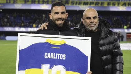 El entrenador de Rosario Central, Carlos Tevez, recibe una camiseta enmarcada de su excompañero de Boca Juniors y actual miembro de la junta directiva, Mauricio Serna, el 17 de agosto de 2026.