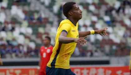 Juan Riquelme Angulo festeja un gol con la selección de Ecuador en Tokio, el lunes 5 de octubre de 2026.