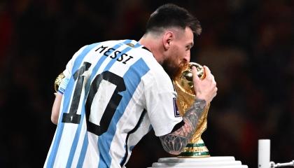 Lionel Messi besa el trofeo del Mundial, en Qatar, el 18 de diciembre de 2022.