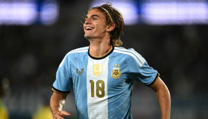 El argentino Nico Paz celebra tras marcar el segundo gol durante el partido amistoso ante Benín en el estadio Más Monumental de Buenos Aires, el 6 de octubre de 2026.