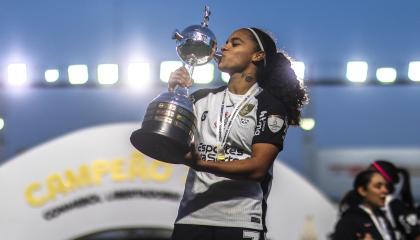 Gisela Robledo de Corinthians besa el trofeo al ganar en la final de la Copa Libertadores Femenina ante Deportivo Cali en el estadio Florencio Sola en Banfield, el 18 de octubre de 2025.