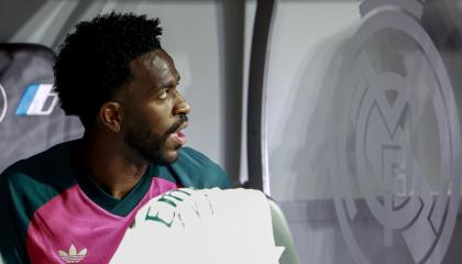 El delantero del Real Madrid Vinicius Junior, en el banquillo antes del partido de LaLiga ante el Villarreal CF, el sábado 10 de octubre de 2026.