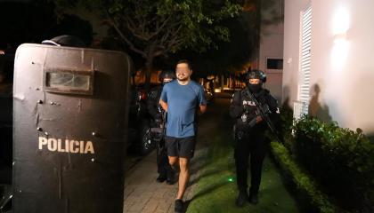 Jackson Zambrano, presunto financista de Los Lobos y emisario de la Nueva Junta del Narcotráfico (NJN) en Ecuador, tras su aprehensión el 8 de octubre de 2026 en Plaza Lagos (Samborondón).