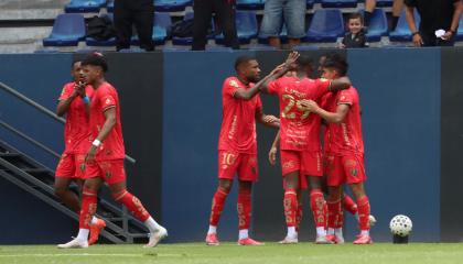 Jugadores de Aucas celebran el gol, en el partido frente a Independiente del Valle por la Fecha 2 del primer hexagonal de la LigaPro, el 10 de octubre de 2026.