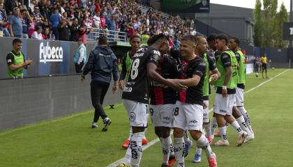 Los jugadores de Independiente del Valle festejan un gol ante Aucas en el estadio Banco Guayaquil, el sábado 10 de octubre de 2026.