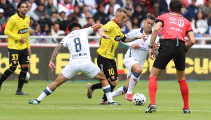 Jugadores de Liga de Quito y Barcelona SC, durante un partido de LigaPro, el 11 de octubre de 2026.