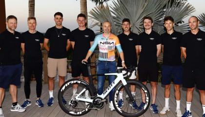 Andrés Iniesta, junto a los integrantes del NSN Cycling Team, el 15 de febrero de 2026.