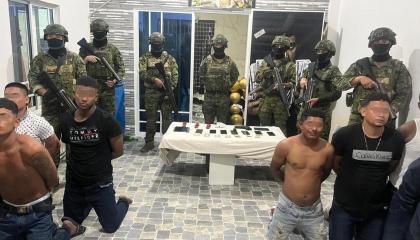 Miembros de Fuerzas Armadas durante la detención el 11 de octubre en Daule, Guayas, de ocho personas sospechosas de pertenecer al grupo criminal Los Fatales.