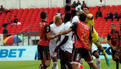 Deportivo Cuenca y Técnico Universitario disputan un duelo por la fecha 3 del hexagonal por del descenso en el estadio Serrano Aguilar.