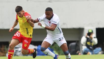 Jugadores de Aucas y Liga de Quito disputan un balón durante el partido de la Fecha 3 del hexagonal final, en el estadio Gonzalo Pozo Ripalda, el sábado 17 de octubre de 2026.
