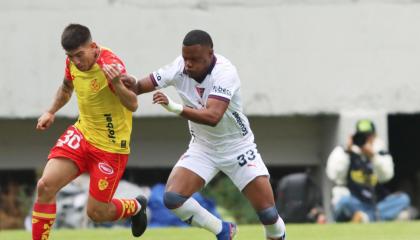 Jugadores de Aucas y Liga de Quito disputan un balón durante el partido de la Fecha 3 del hexagonal final, en el estadio Gonzalo Pozo Ripalda, el sábado 17 de octubre de 2026.