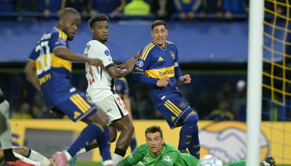 Jugadores de Boca Juniors y Vasco da Gama ven un balón durante la semifinal de ida de la Copa Sudamericana en La Bombonera, el 13 de octubre de 2026.