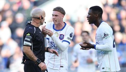 Cole Palmer y Moisés Caicedo reclaman al árbitro Paul Tierney durante el partido entre el Chelsea FC y Everton, del sábado 17 de octubre de 2026.