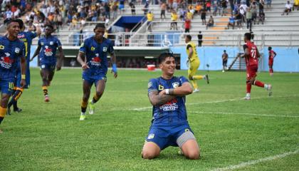 Franco Ayunta, jugador de Delfín SC celebra su gol en el partido frente a Manta FC, por la Fecha 3 del hexagonal del descenso de LigaPro, el 18 de octubre de 2026.