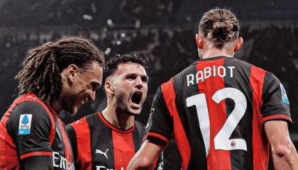 Los jugadores del AC Milan felicitan a Goncalo Ramos, durante el partido ante Atalanta, jugado el 18 de octubre de 2026.