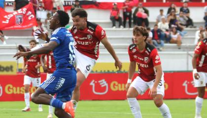 Jugadores de Leones FC y Emelec disputan el control del balón, en el partido por la Fecha 3 del cuadrangular de LigaPro, el 18 de octubre de 2026.