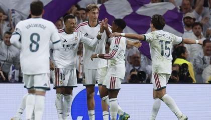 Jugadores del Real Madrid celebran el gol, en el partido frente al Sevilla por La Liga de España, el 18 de octubre de 2026.