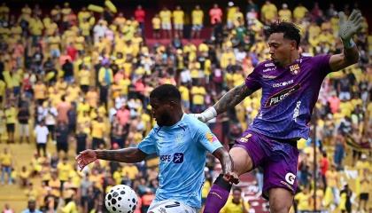 José Fajardo intenta superar a José David Contreras, de Barcelona SC, en el partido del domingo 18 de octubre de 2026.