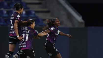 Las jugadoras de Dragonas IDV celebran un gol ante Universitario de Perú en la Fecha 2 de la fase de grupos de la Copa Libertadores femenina, el domingo 18 de octubre de 2026.