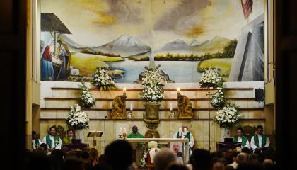 Ciudadanos en la iglesia Perpetuo Socorro en Guayaquil en la misa por la memoria del sacerdote Patricio Sánchez, 18 de octubre de 2026.