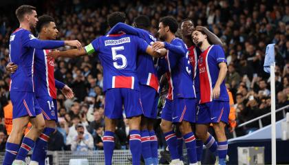 Jugadores del Paris Saint-Germain celebran el gol, en el partido frente al Manchester City, por la Fecha 2 de la fase de liga de la Champions League, el 14 de octubre de 2026.