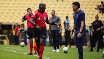 El árbitro Augusto Aragón conversa con el técnico de Universidad Católica, Diego Martínez, durante el partido del domingo 18 de octubre de 2026 ante Barcelona SC.