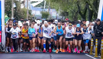 Participantes en la línea de salida de la carrera Liga 10k 2025 en Quito, el 26 de octubre de 2025.
