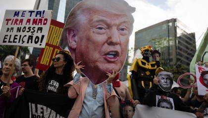 Un manifestante sostiene una imagen de Donald Trump durante una protesta contra Meta por supuesta injerencia electoral, en São Paulo, Brasil, el 19 de octubre de 2026.